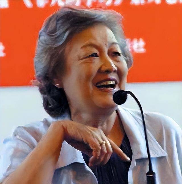 民国著名交际花谈雪卿,挺着孕肚被丈夫抛弃,生下女儿成为外交家