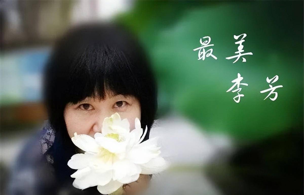 2018年李芳老师追悼会,学生家长灵车前痛哭:李老师愿您一路平安