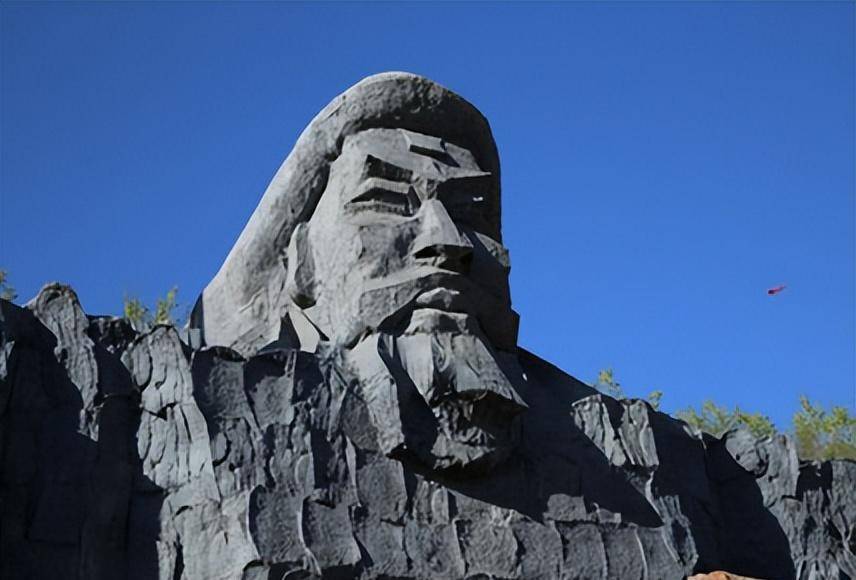 铁木真出生的时候,其父在一次大战中捕获了敌对部落的首领铁木真兀格