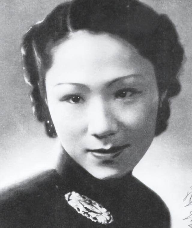 会早早起床做好早饭等待丈夫洗漱,出门时还会贴心的为张福运拿衣换鞋