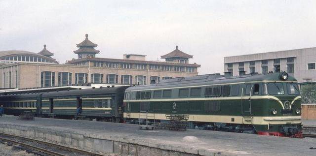 ny6-0001号机车1972年5月,首批6台ny6型内燃机车在汉堡港装船启运中国