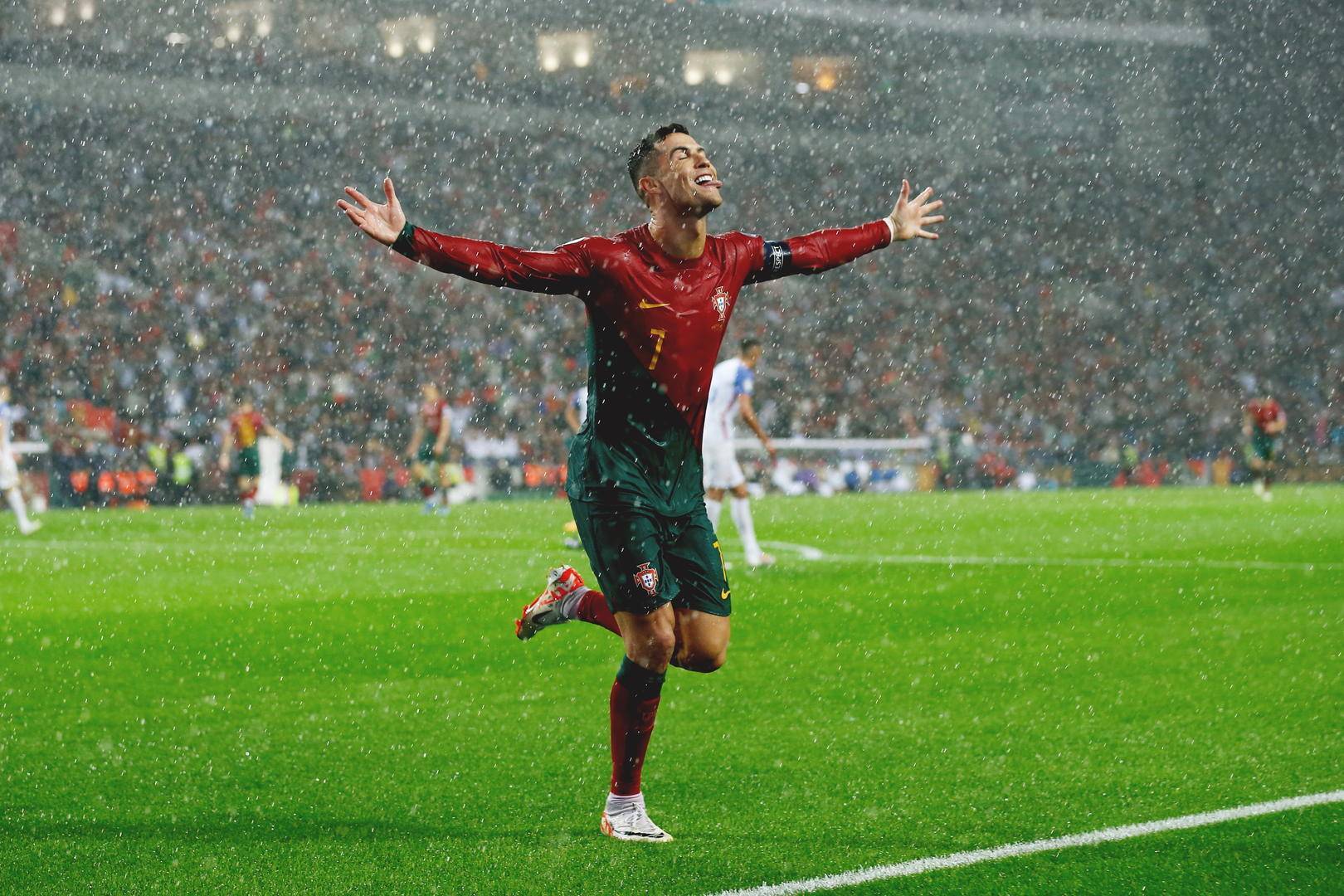 四年一度欧洲杯盛宴启幕,小世界杯巨星闪耀,c罗姆巴佩领衔燃情夏日!