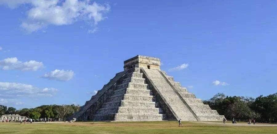 上部为浮雕,下半部是使用古波斯语,埃兰语和阿卡德语三种楔形文字撰写