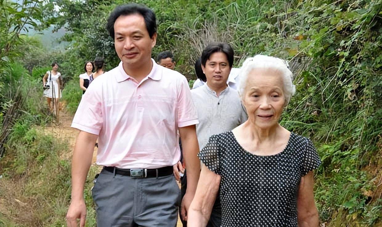 到了北大荒,她并没有因为自己父母是干部而使用特权,反而坚持加入到