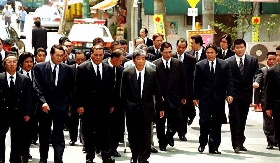 可能知道的人真不多.但是你要问一下青帮或者斧头帮的老大是谁?