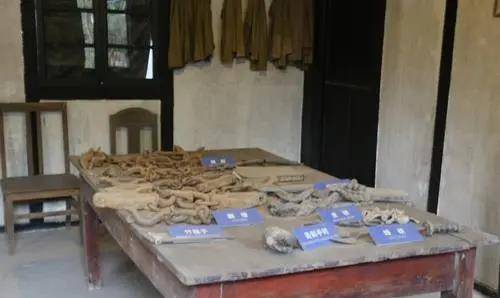 渣滓洞集中营有内院和外院组成,内院是专门关押犯人的监狱,分别建有16