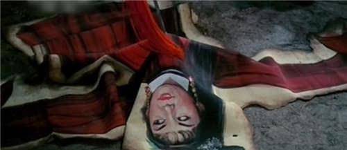 清朝一幅"女鬼图",放大10倍看她在做什么?网友称晚上不敢细看