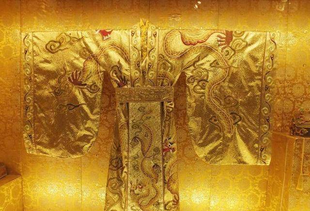 秦始皇穿"黑龙袍",为何后代皇帝只穿黄色的?专家:他们不敢穿