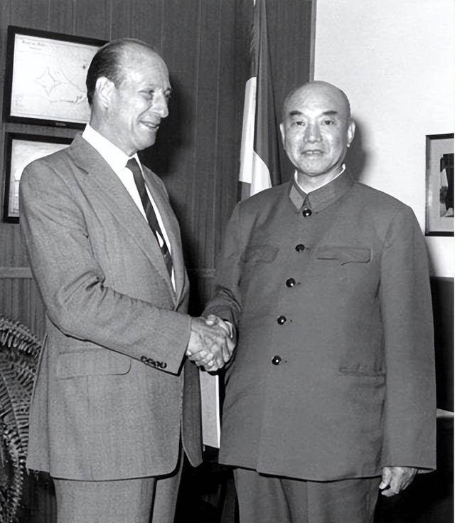 图|1980年3月萧克与巴基斯坦金斯顿国防学院副院长合影1972年2月,萧克
