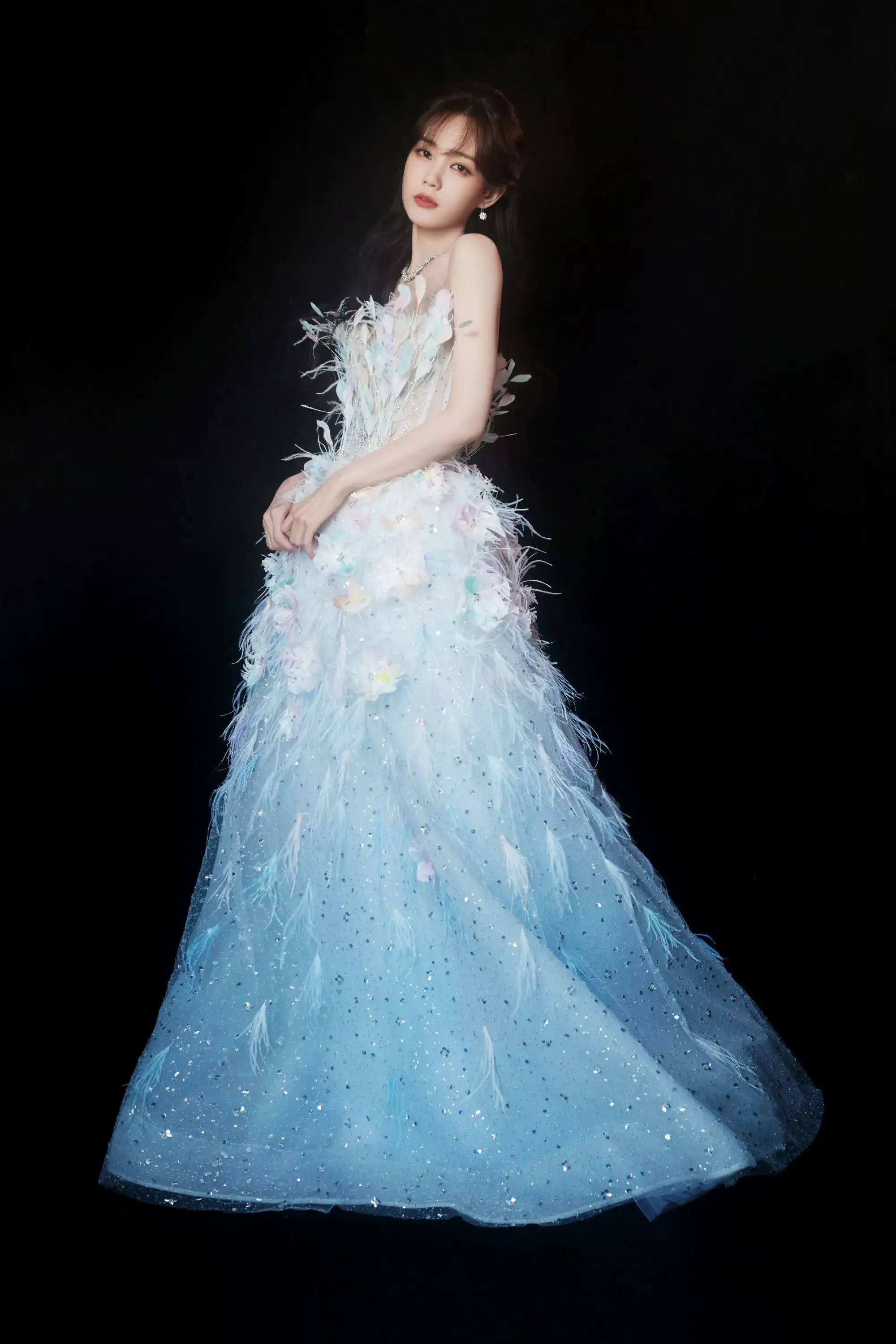 李一桐华丽蓝色羽毛裙,绝美梦幻,清新仙气飘飘