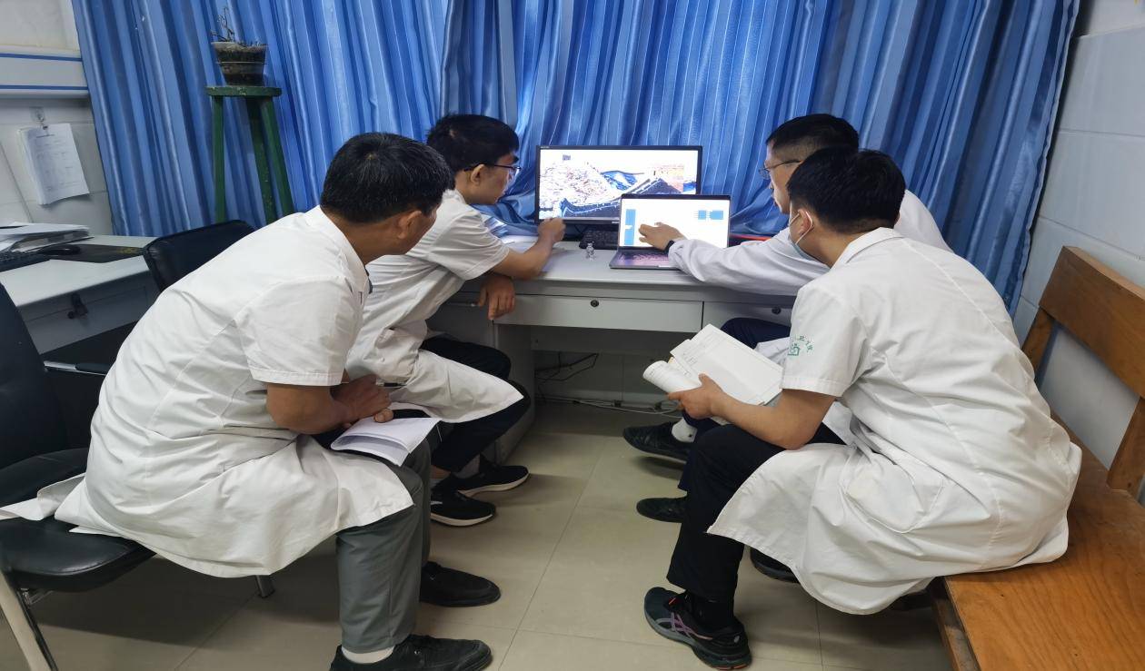 讲课过程中,牡丹人民医院专家们深入浅出地讲解了医学知识,通过生动的