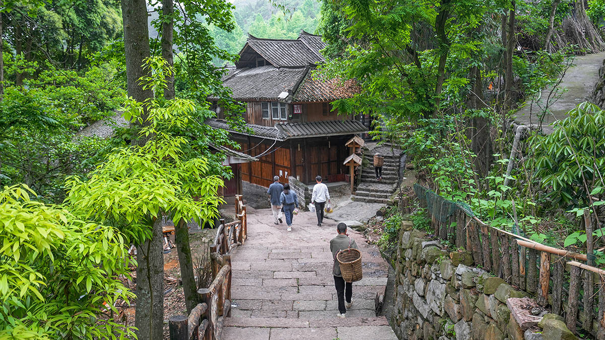 贵州铜仁的中国历史文化名村,宝蓝河水边的石阡楼上古寨