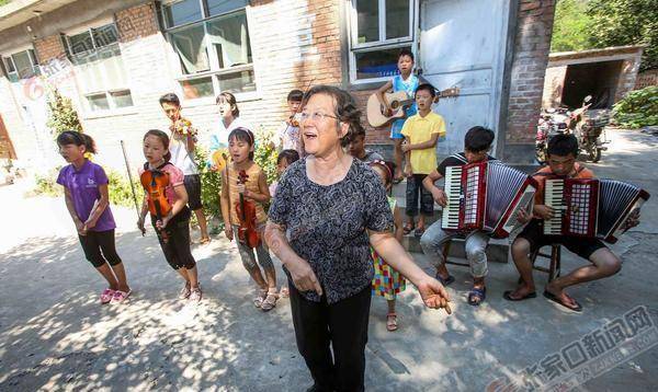 一群山区孩子参加冬奥会开幕式,观众席一位老人:想告诉父亲邓拓