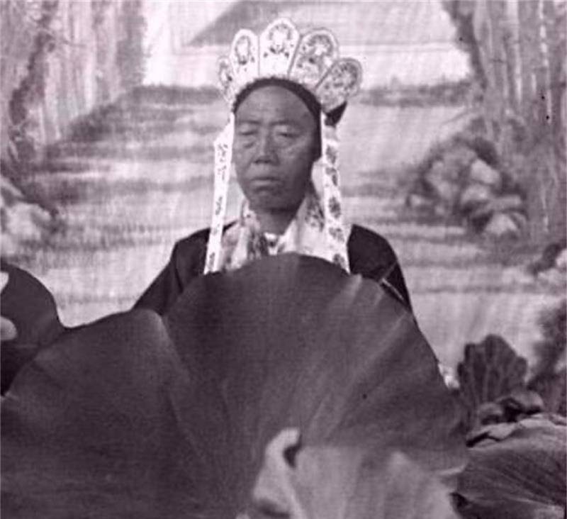 李莲英葬母的排面有多大?乡亲们大吃大喝35天,东西随便往家拿