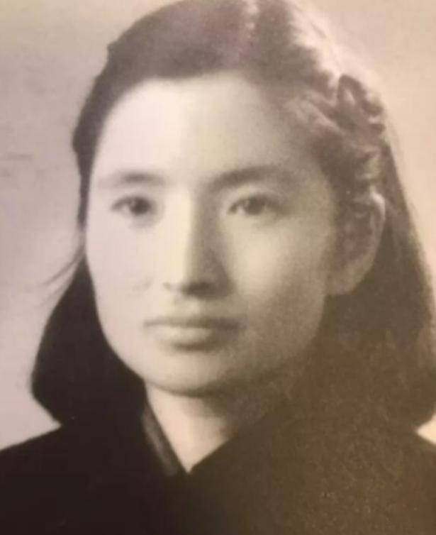 1950年,邓华携妻子回故乡祭祖,走到前妻墓前时:我们陪会儿她吧