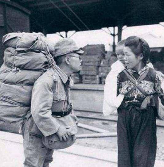 二战时,日本士兵见到小孩为何喜欢给糖果?不是好心,反而很阴险