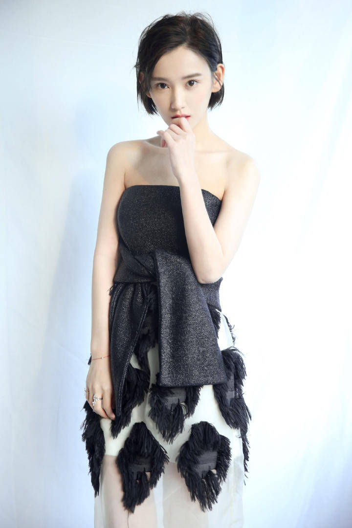 李沐宸黑色抹胸连衣裙性感锁骨白皙肌肤美女明星写真