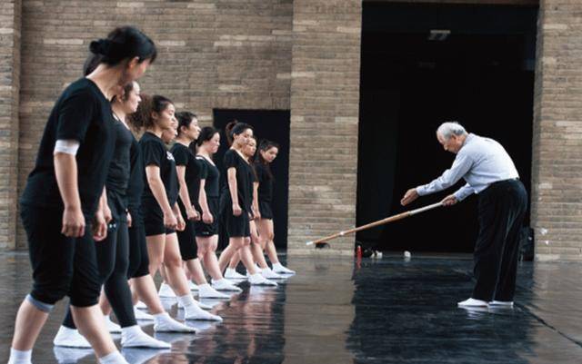 全球公认的大师,隐居深山40年:整个世界是一座精神病院_铃木_日本