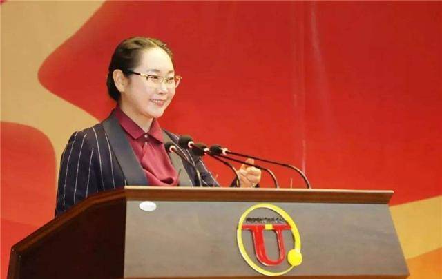 "钢铁女王"张荣华:富家女下嫁穷小子,卖豆腐起家,现身价690亿