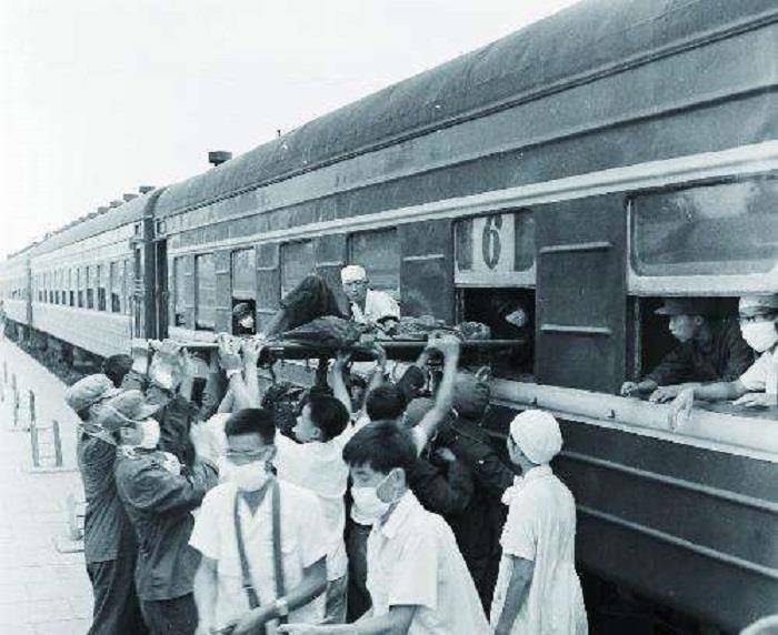 唐山地震中40次列车脱轨,油箱震碎燃起大火,900多人生死自救