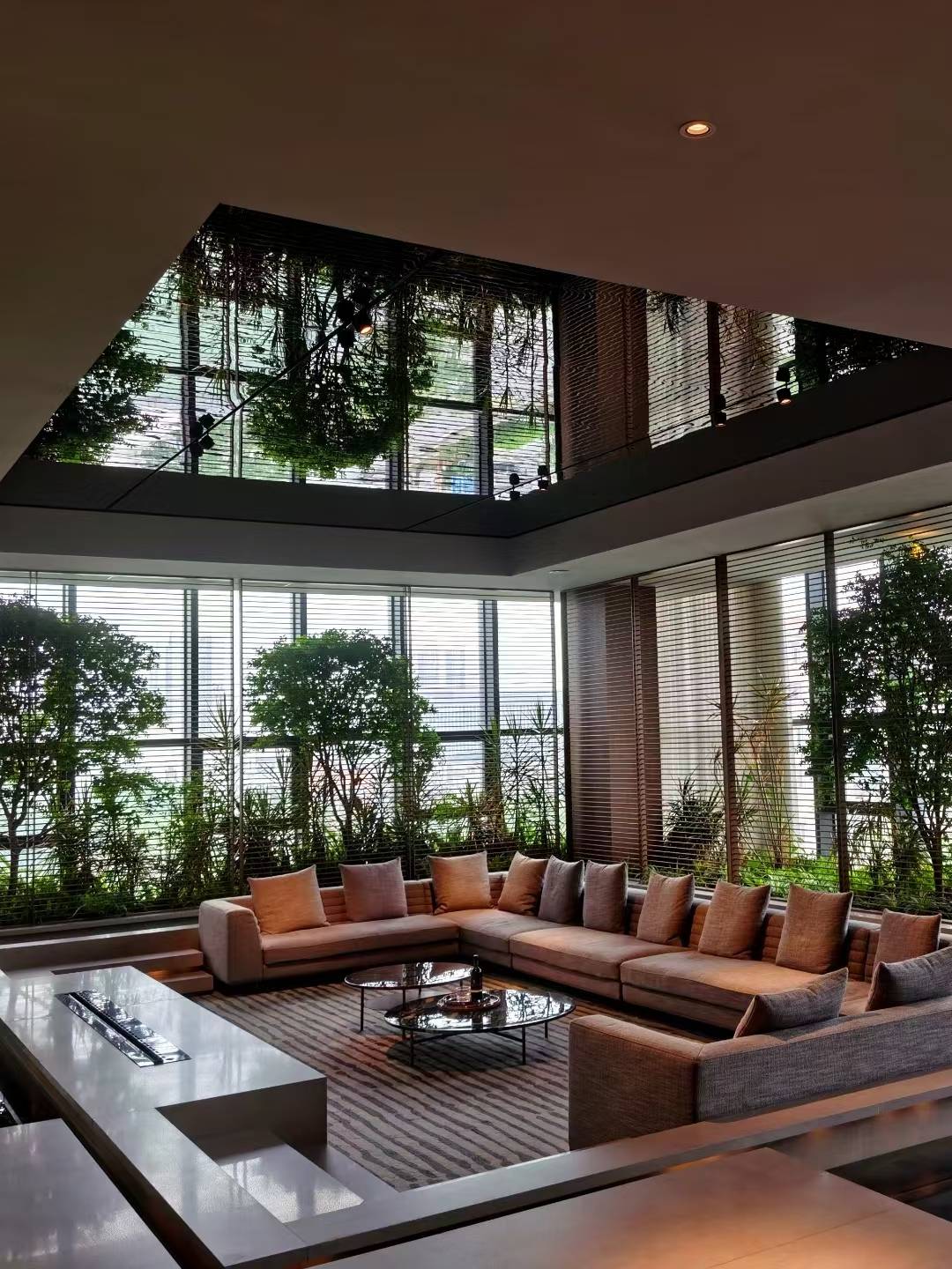 镜面不锈钢蜂窝板吊顶的特点及应用场景