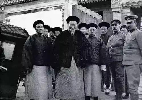 李鸿章死后的凄凉结局,坟墓被炸开,尸骨挂在拖拉机后面拖行游街