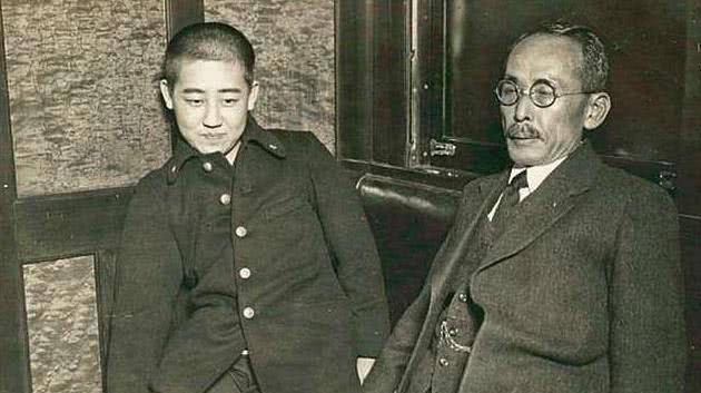 他是爱新觉罗后人,参加八路军后成为纵队副司令,姐姐是川岛芳子