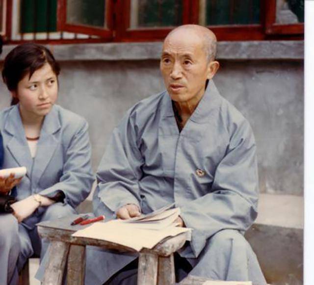 海灯法师:77高龄表演二指禅倒立,是真是假?风光背后骂声涌动