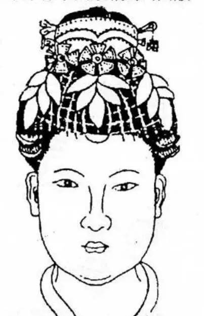 布带子,由于当时灯光昏暗,凑近一看才看清楚是女性生理期使用的卫生棉