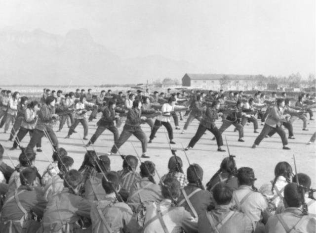 1945年,14岁少女虚报年龄乔装成男孩参军,立下特等功,后来咋样