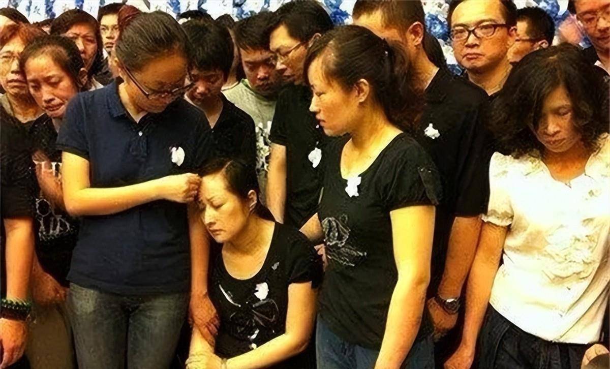2012年"最美司机"吴斌生命的最后时刻:仍在操控客车安全停车
