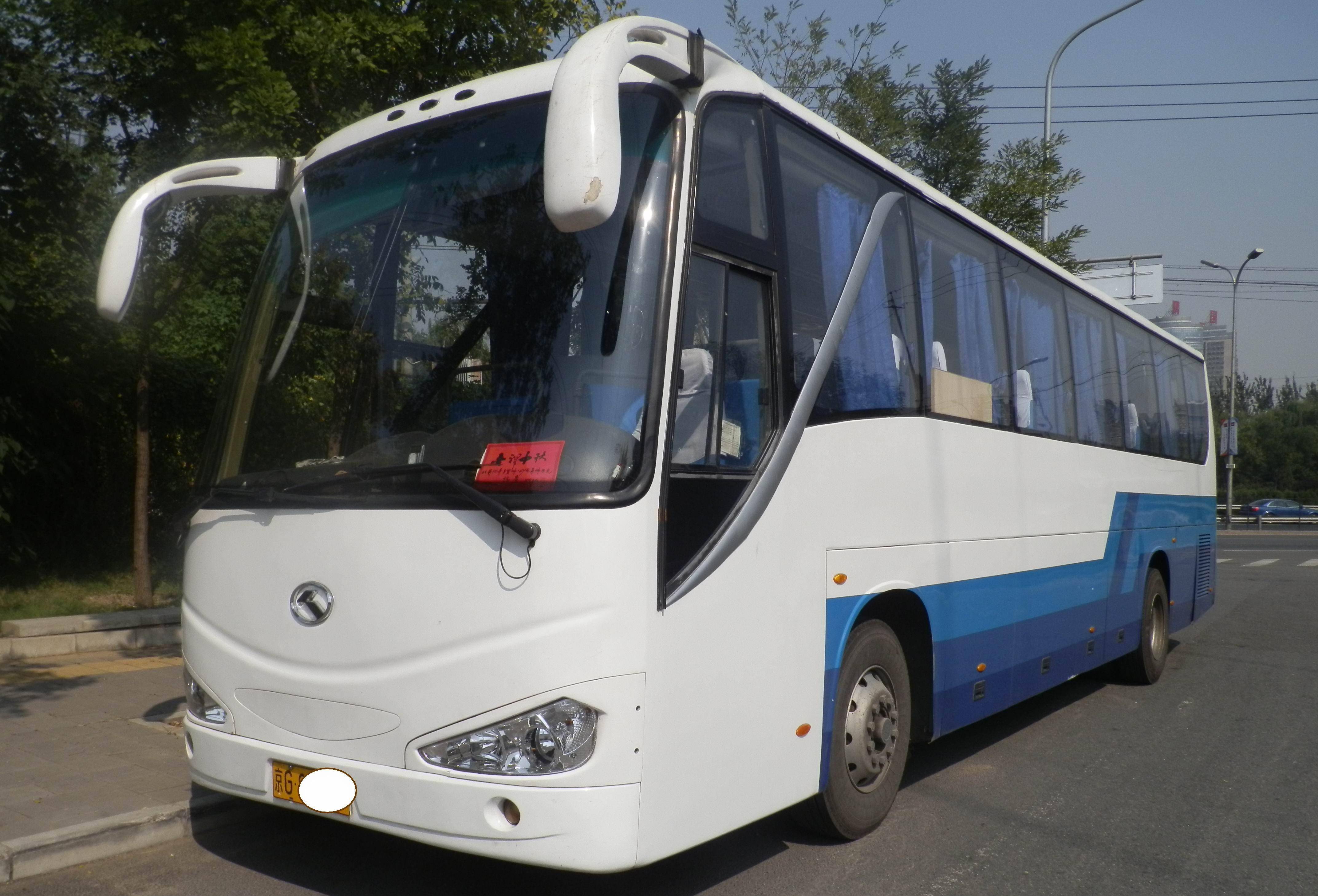 突然,一辆急驶而来的大巴车打破了道路上的宁静,大巴车的一侧是川流不