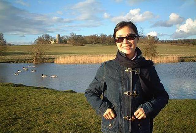 复旦才女,央视主持,嫁老外后事业平平,49岁回归单身回国发展_姜丰