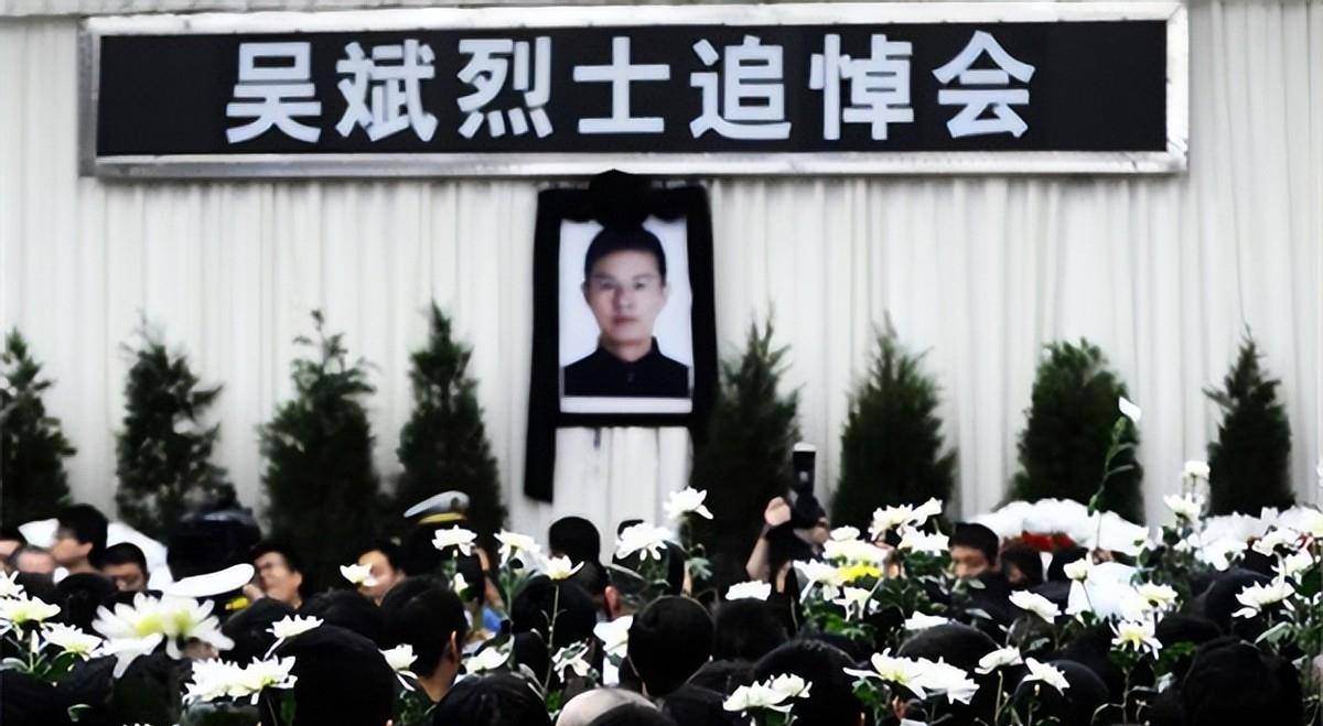 2012年最美司机吴斌生命的最后时刻:仍在操控客车安全停车
