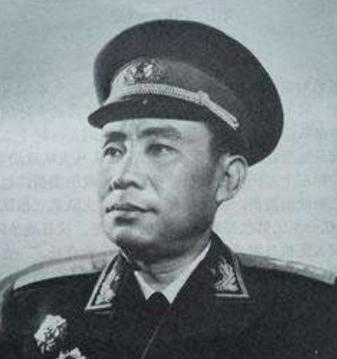 四野有位洋司令,著西装,自制吊带裤,1955年被授予上将年仅40岁