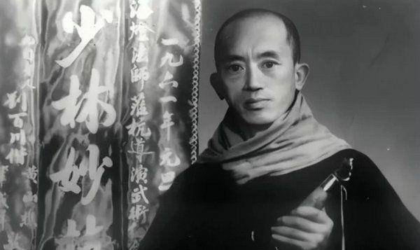 一代高僧海灯法师,77高龄表演二指禅倒立,是真是假?