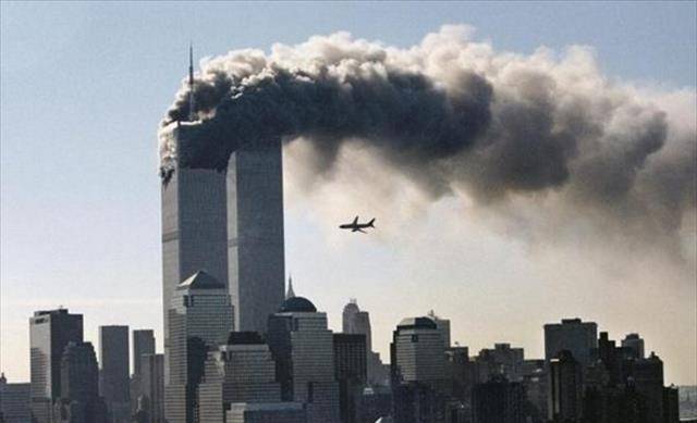 华裔空姐邓月薇:"911"飞机上留下临终录音,被美国视为英雄