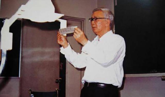 数学泰斗:仅凭初中学历,他23岁自学成清华教授,与爱因斯坦比肩