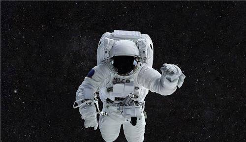 3位宇航员永远漂流在太空,而他却飞到了冥王星,即将飘出太阳系