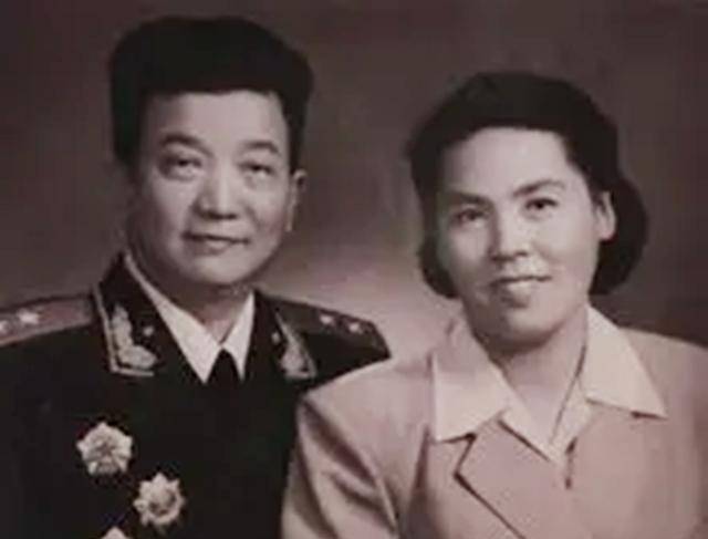 战争胜利后,李雪三将军回老家,警卫员却对着天空扫射,发生了啥