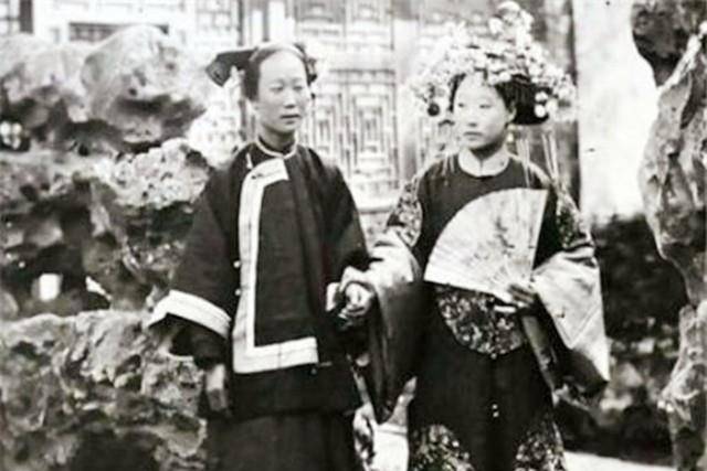 解放前夕:皇叔在小市摆地摊,买点杂合面,回家做"疙瘩汤"吃_载涛_妻子