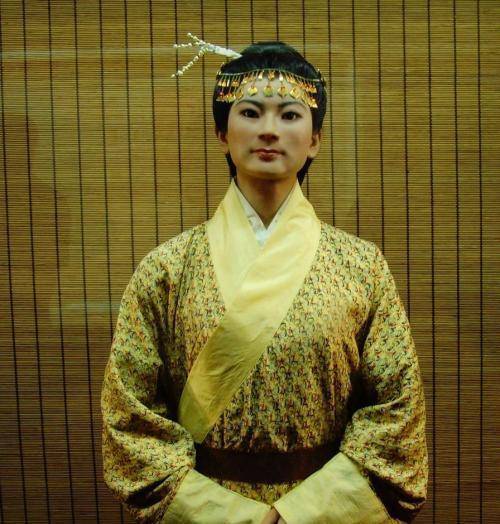 1972年,湖南省博物馆公开展览辛追夫人的遗体,在开放的第一天,博物馆