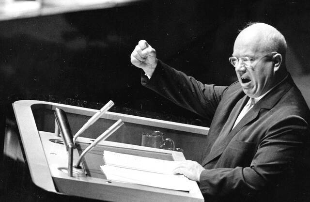 此后,赫鲁晓夫实施去"斯大林化"政策,为大清洗中的受害者平反.