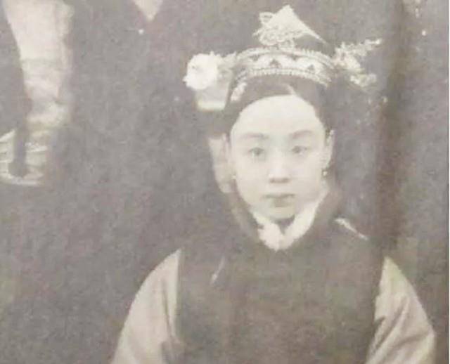 解放前夕:皇叔在小市摆地摊,买点杂合面,回家做"疙瘩汤"吃_载涛_妻子