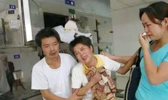 去世后不久就出来打工了,刚开始就一千多块钱一个月,现在已经好几千了