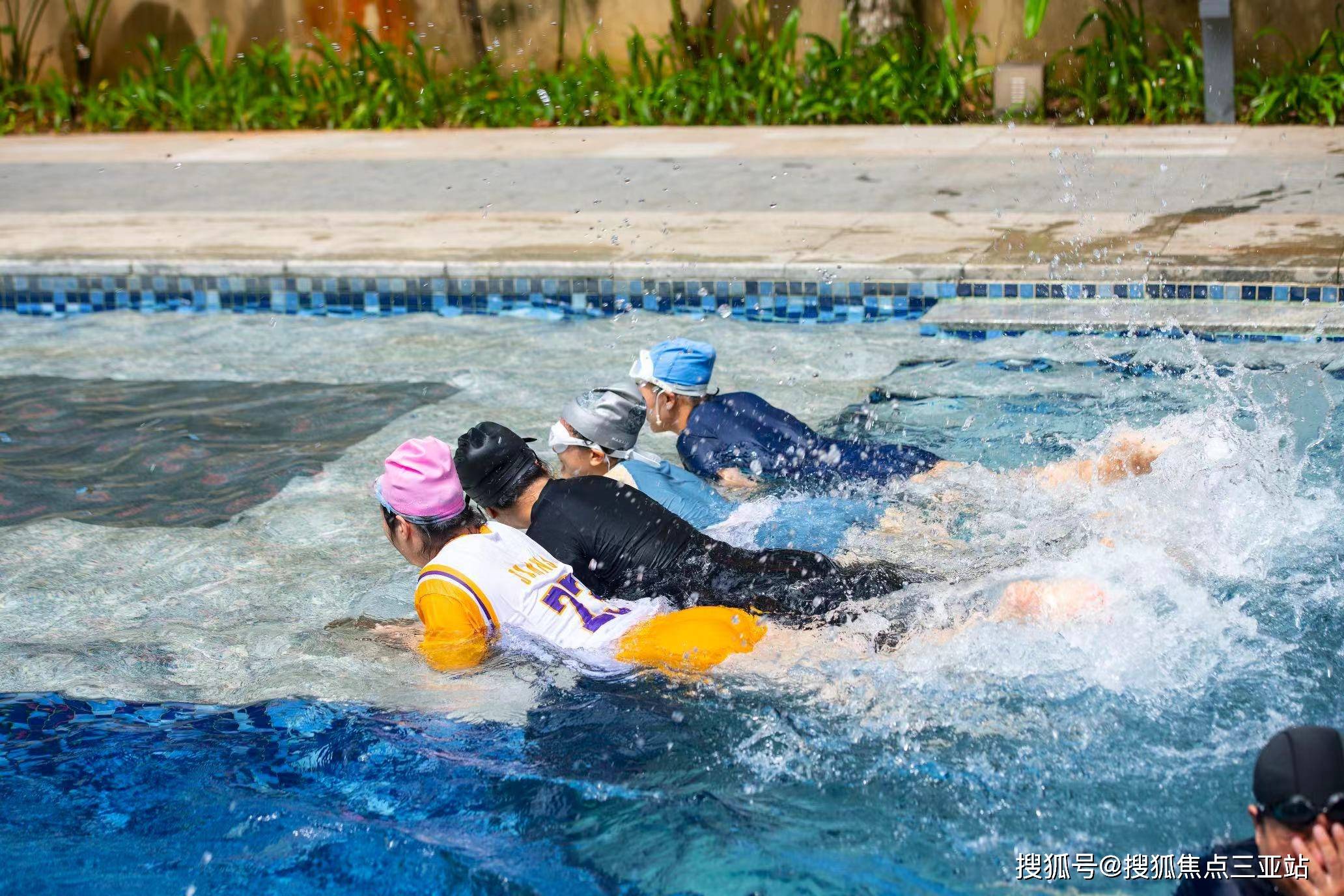 当天上午开班仪式结束后,保亭县游泳救生协会相关人员向学员们进行了