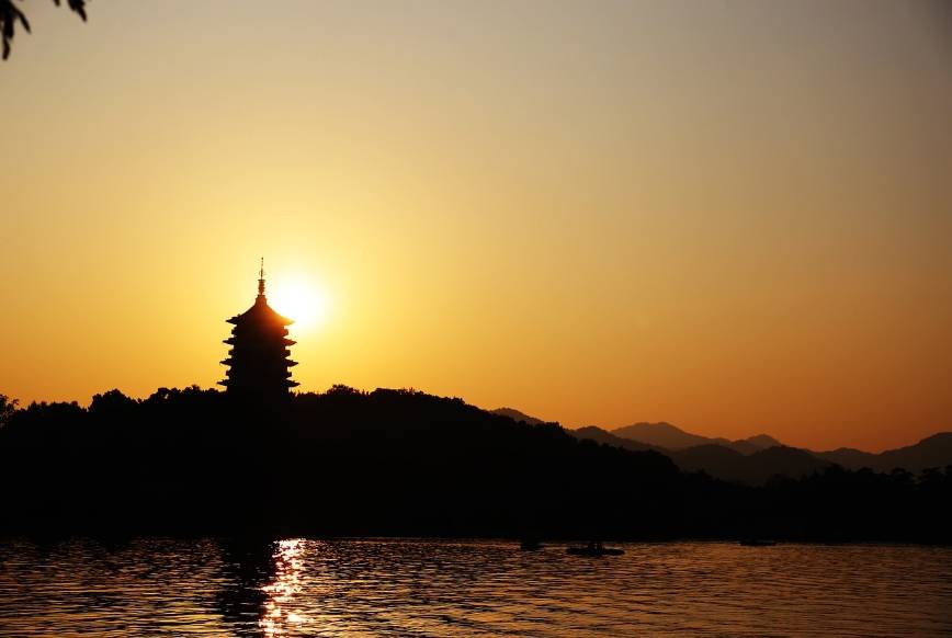 西湖,作为杭州的标志性景点,其美景早已名扬四海