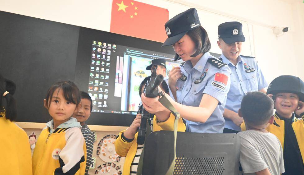 上帕所移民管理警察走进幼儿园为萌娃送欢上乐安全课