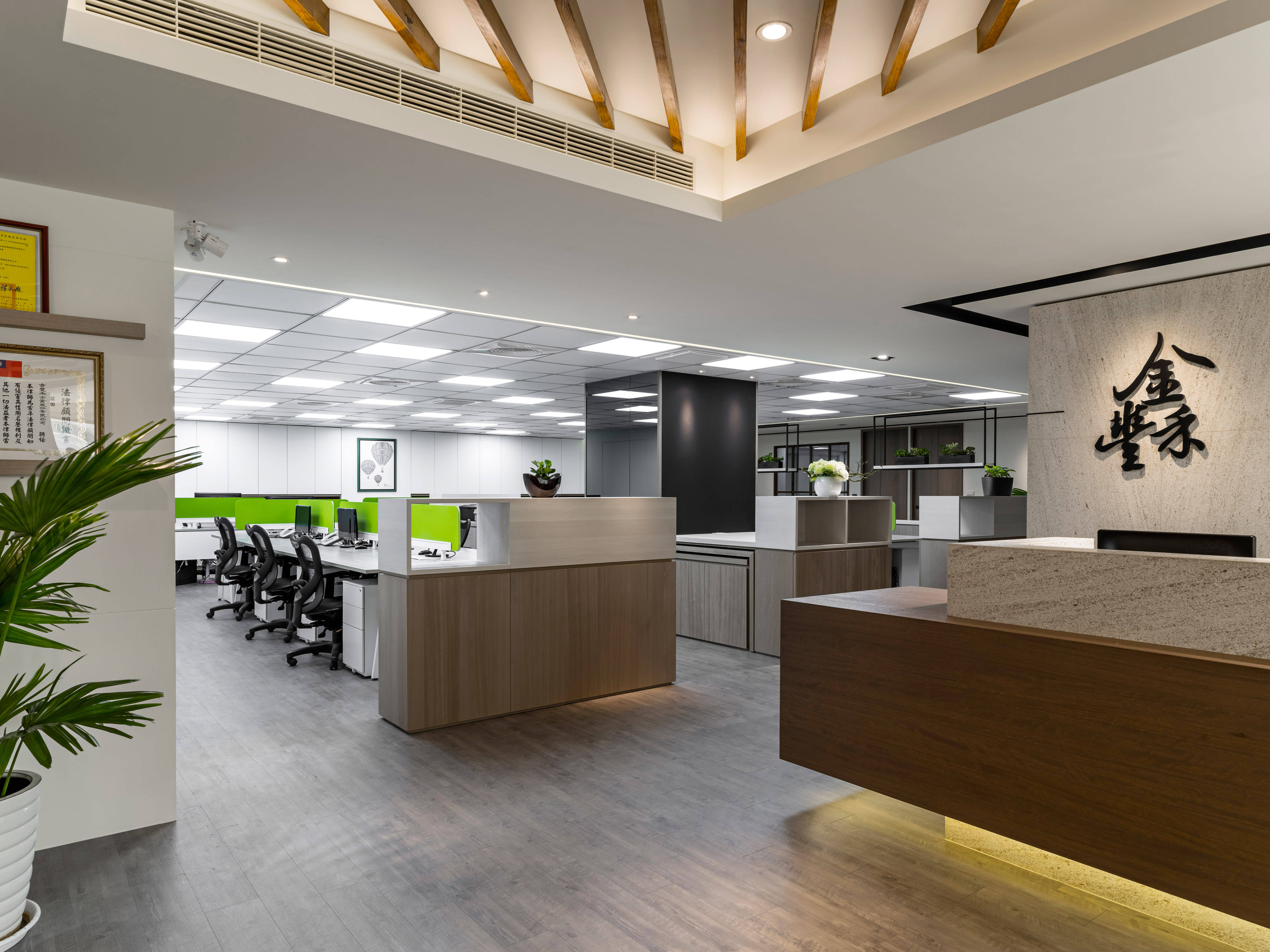 创意办公空间设计:开放与私密的完美结合,打造明亮舒适的工作环境