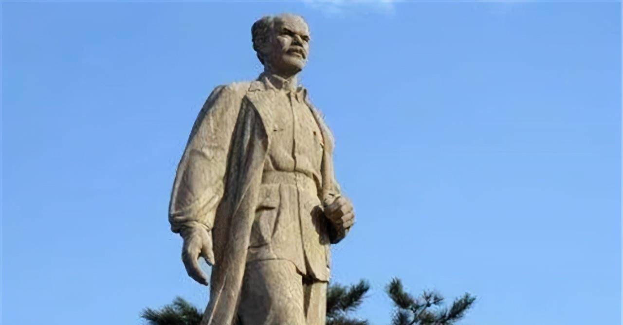 白求恩,按当时中央的要求,每月享受100元钱的生活补助,但在当时部队中